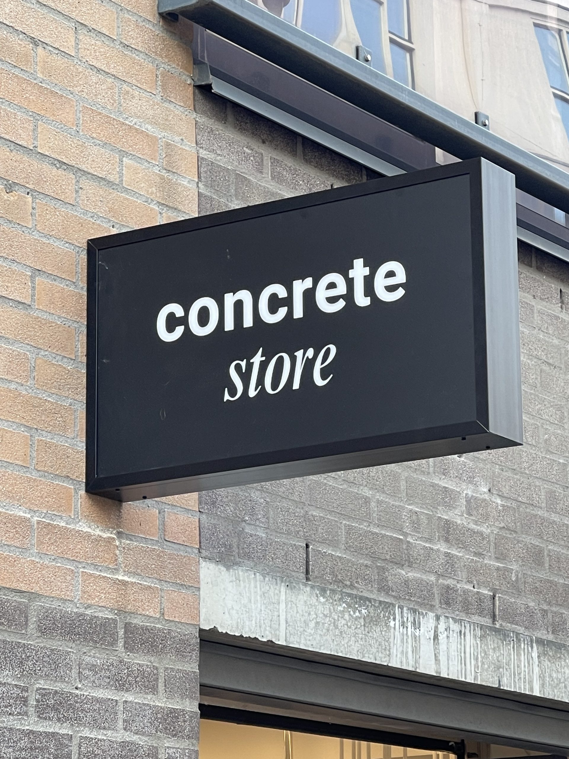 verlicht uithangbord in doosvorm concrete store spuistraat amsterdam